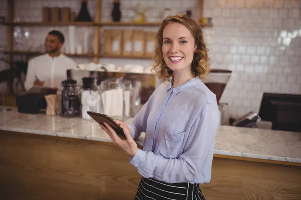 Tjenerinde ved hjælp af digital tablet - Stock-foto