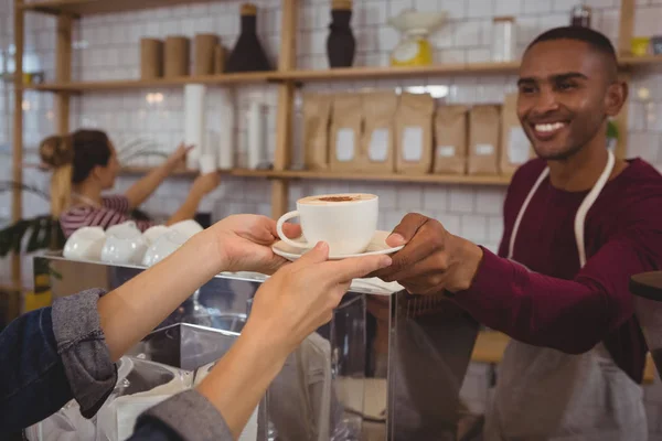Customer receiving coffee from owner — Stock Photo, Image