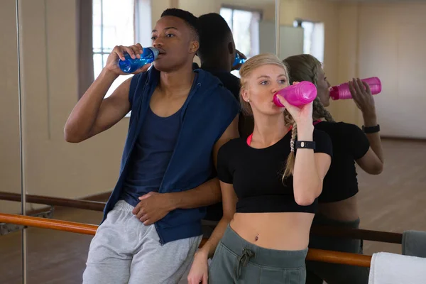 Danseurs fatigués boire de l'eau en studio — Photo