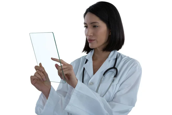 Médico femenino usando una tableta digital de vidrio —  Fotos de Stock