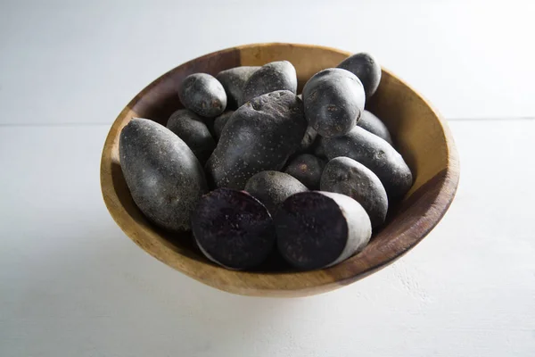 Batatas en un tazón sobre la mesa —  Fotos de Stock