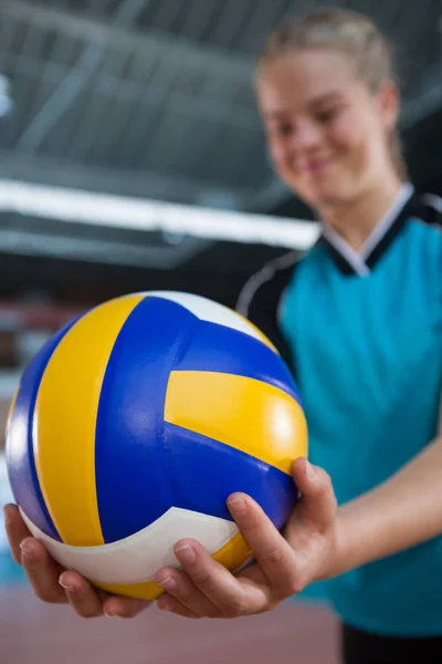 Female player holding volleyball — Stock Photo, Image