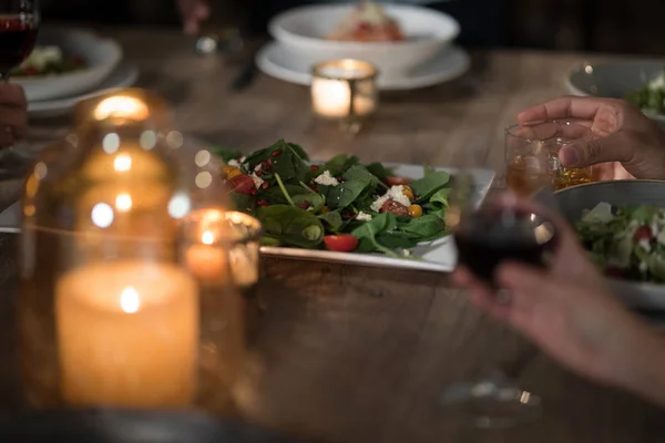 Amis dînant au restaurant — Photo