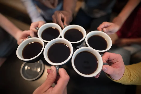 Seção intermediária de amigos torrando café — Fotografia de Stock