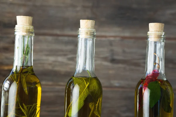 Botellas de aceite de oliva con hierbas y especias —  Fotos de Stock