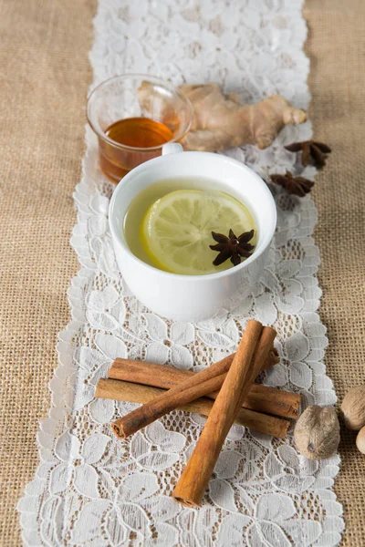 Cinnamons met gember thee en honing — Stockfoto