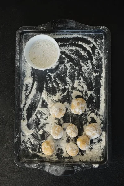 Pâte avec farine sur plaque à pâtisserie — Photo