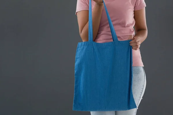 Mujer sosteniendo bolso de hombro azul —  Fotos de Stock