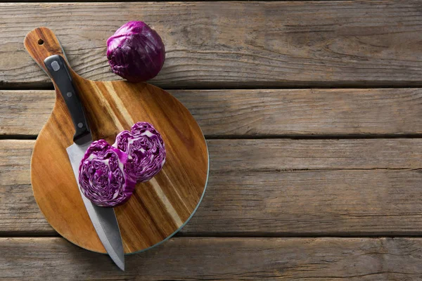 Red cabbage with knife on chopping board — Stock Photo, Image