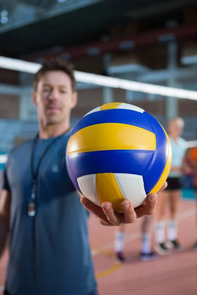 Coach håller volleyboll i domstolen — Stockfoto