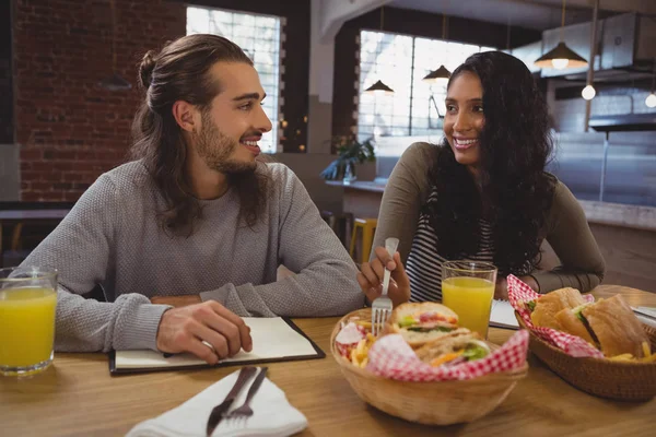 Friends having food in cafe — Stock Photo, Image