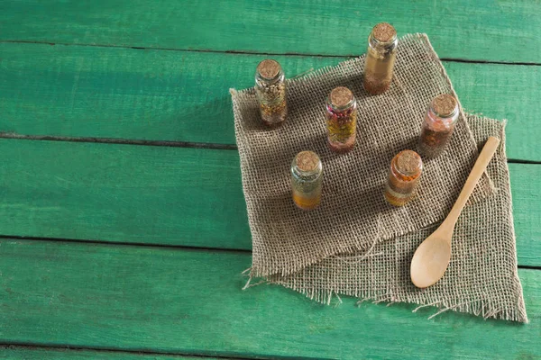 병 나무 테이블에 다양 한 향신료 — 스톡 사진
