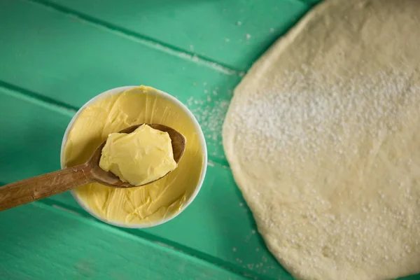 黄油在碗里的面饼卷 — 图库照片