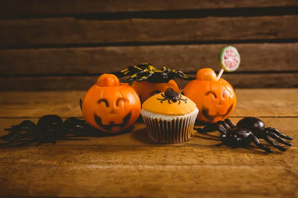 Decorações de Halloween com bolo de xícara na mesa — Fotografia de Stock