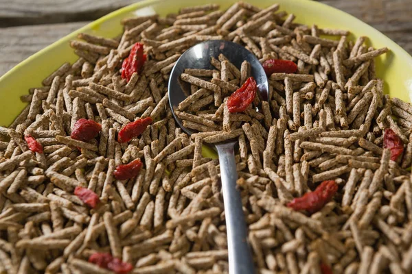 Bastoncini di crusca di cereali con cucchiaio in piatto — Foto Stock