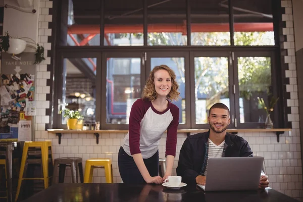 Hombre y mujer con portátil en la cafetería —  Fotos de Stock