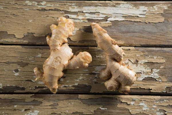 Översiktsbild av gingers på vittrade bord — Stockfoto