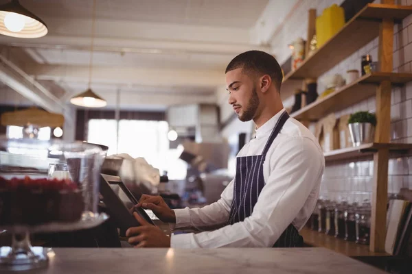 Bel giovane cameriere utilizzando il computer — Foto Stock