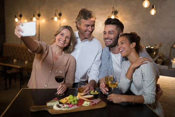 Szczęśliwy przyjaciół przy selfie — Zdjęcie stockowe