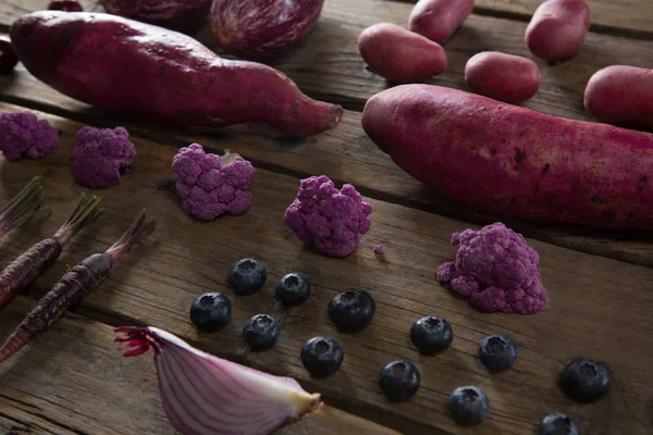 Divers légumes disposés sur une table en bois — Photo