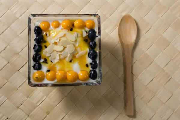 Joghurt-áfonya és arany bogyók tál — Stock Fotó