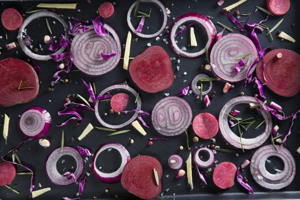 Soğan beetroots içinde tepsi ile — Stok fotoğraf