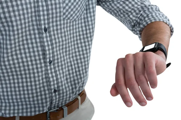 Mid sectie van man met smartwatch — Stockfoto