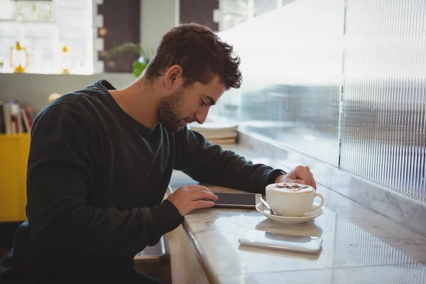 Man using tablet in cafe — Stock Photo, Image