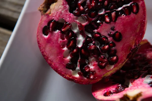 Close-up van granaatappel in een bord — Stockfoto