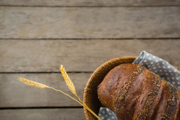 Крупним планом коричневий хліб в кошику — стокове фото