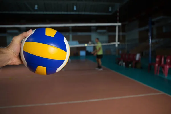 Mão cortada de desportista segurando voleibol — Fotografia de Stock