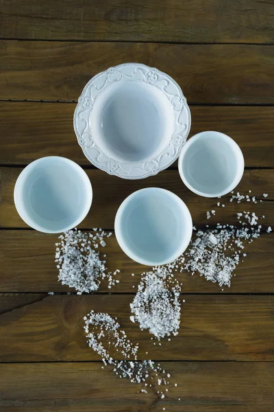 Чаши и морская соль разбросаны — стоковое фото