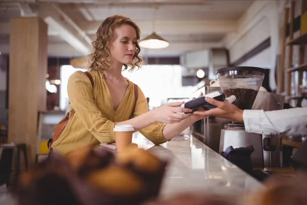 Client féminin payant par carte — Photo