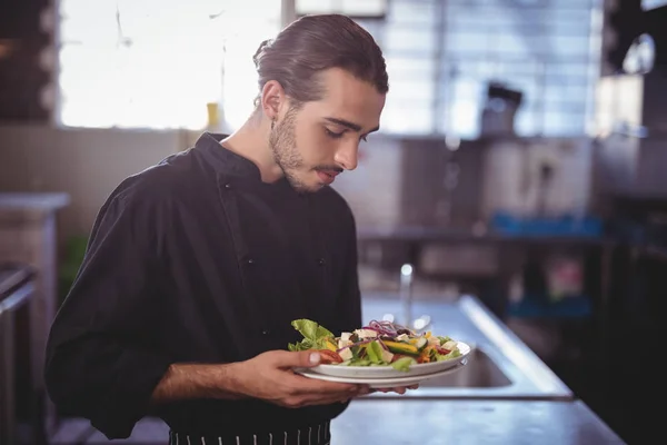 Camarero sosteniendo plato de ensalada fresca —  Fotos de Stock