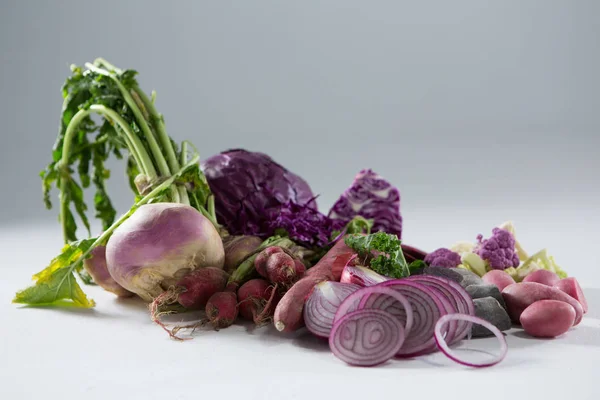 Различные овощи на белом фоне — стоковое фото