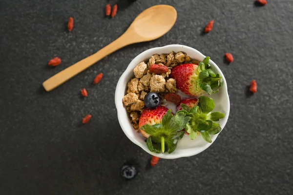 Kahvaltılık tahıllar ve spatula ile meyve kase — Stok fotoğraf