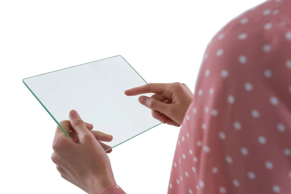 Žena pomocí skleněné digitální tablet — Stock fotografie