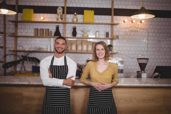 Vänta personal stående mot counter — Stockfoto