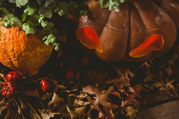 Jack o lanterna com folhas de outono durante o Halloween — Fotografia de Stock