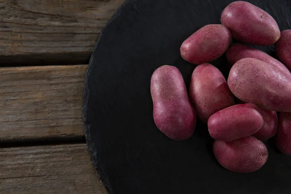 Сладкая картошка в подносе — стоковое фото