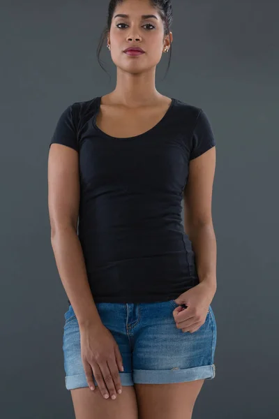 Portrait of confident young woman — Stock Photo, Image