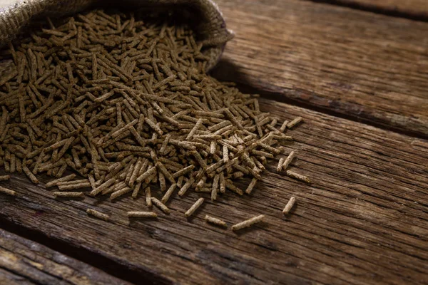 Palitos de salvado de cereales que salen del saco —  Fotos de Stock