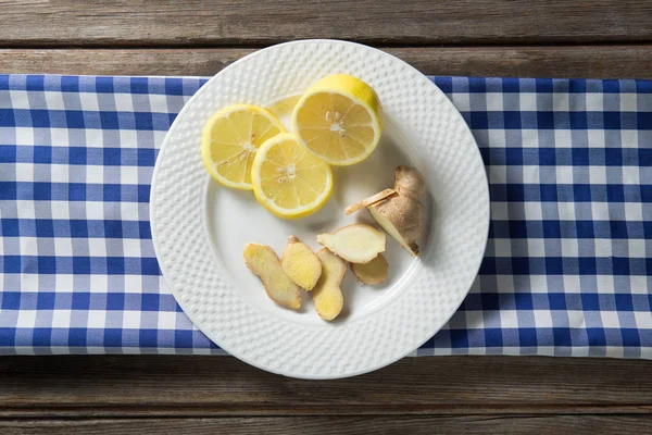 柠檬和姜在板用餐巾 — 图库照片