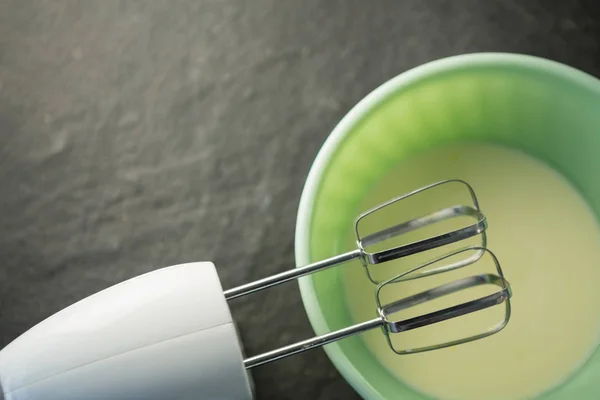 Electric mixer by bowl with batter — Stock Photo, Image