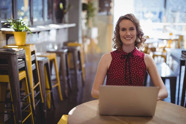 Mulher com laptop no café — Fotografia de Stock