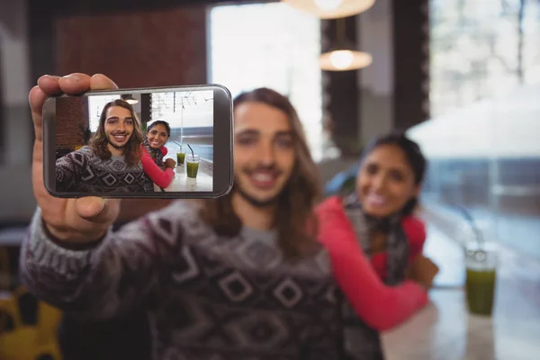 Erkek arkadaşıyla kafede selfie alarak — Stok fotoğraf