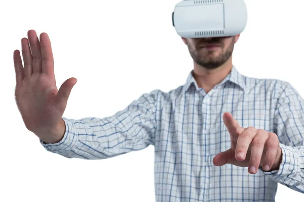 Mann gestikuliert mit Virtual-Reality-Headset — Stockfoto
