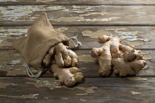 Gingers med säckväv på vittrade bord — Stockfoto