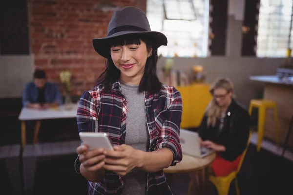 Mujer usando teléfono móvil —  Fotos de Stock