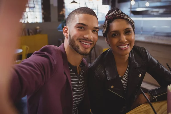 Portrait of happy friends in cafe — Stock Photo, Image